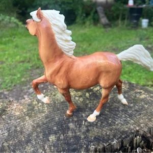 Breyer palomino horse buckshot.